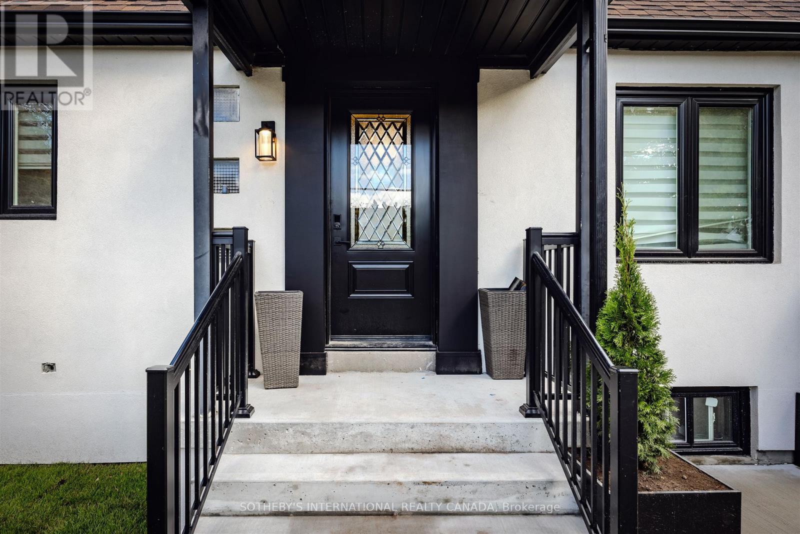 43 Riverview Heights, Toronto, Ontario M9P 2N3 - Photo 5 - W12582474