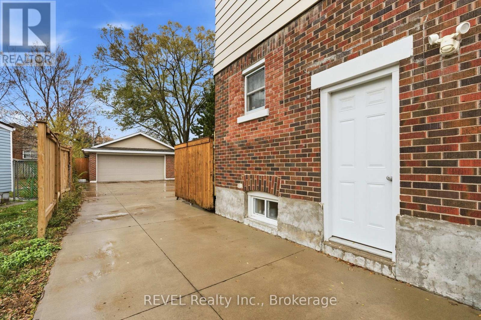 11 Facer Street, St. Catharines, Ontario  L2M 5H1 - Photo 4 - X12582628