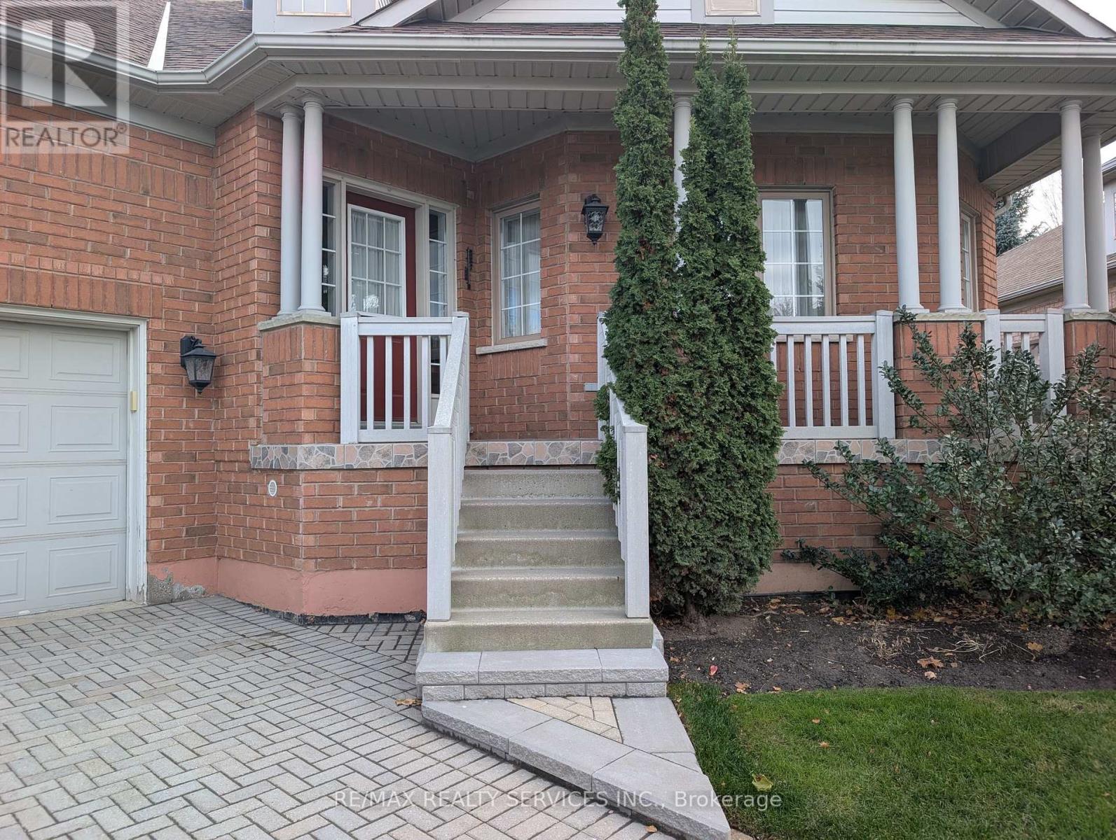 10 Orchard Park Gate, Brampton, Ontario  L6R 1W5 - Photo 2 - W12561640