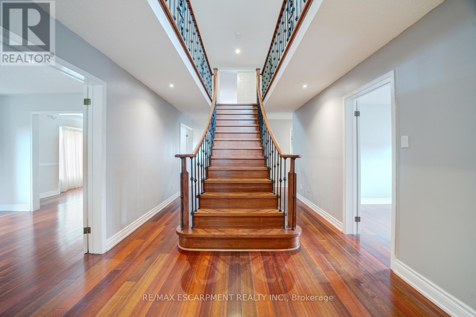 102 Crawford Rose Drive, Aurora, Ontario  L4G 4R9 - Photo 3 - N12582602