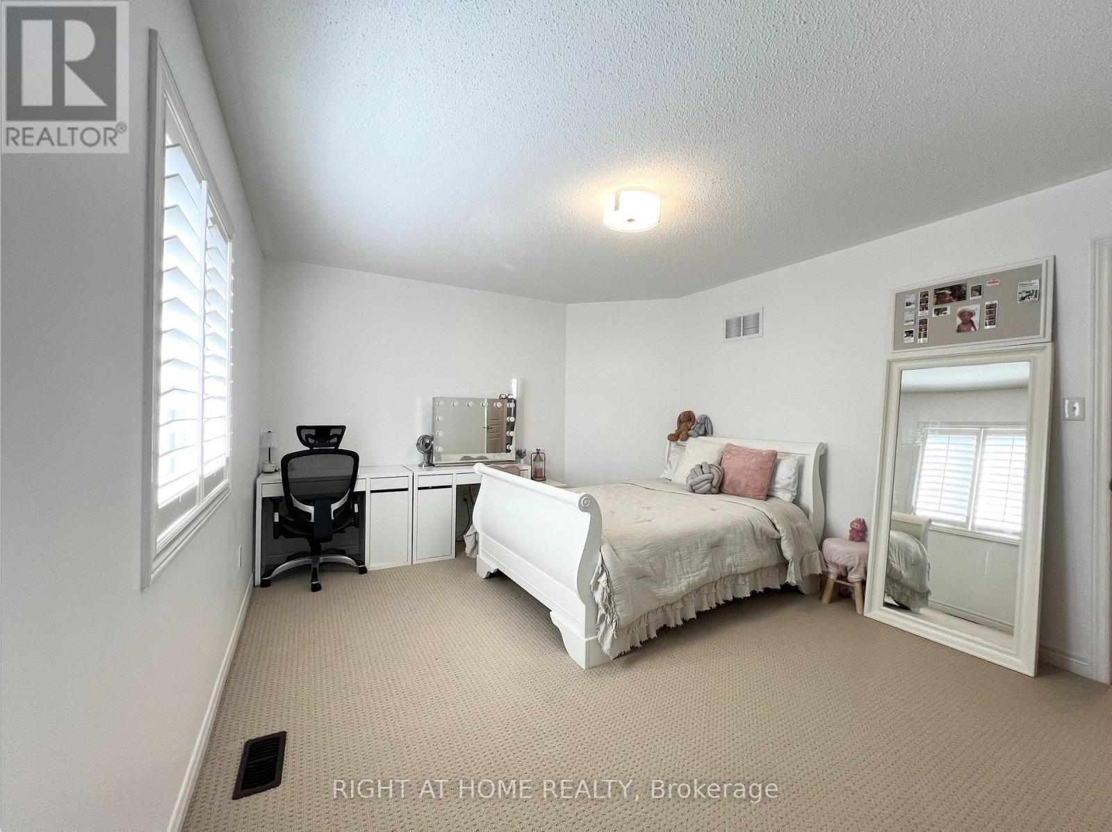 1209 Mctavish Drive, Newmarket, Ontario  L3X 0A9 - Photo 11 - N12582626