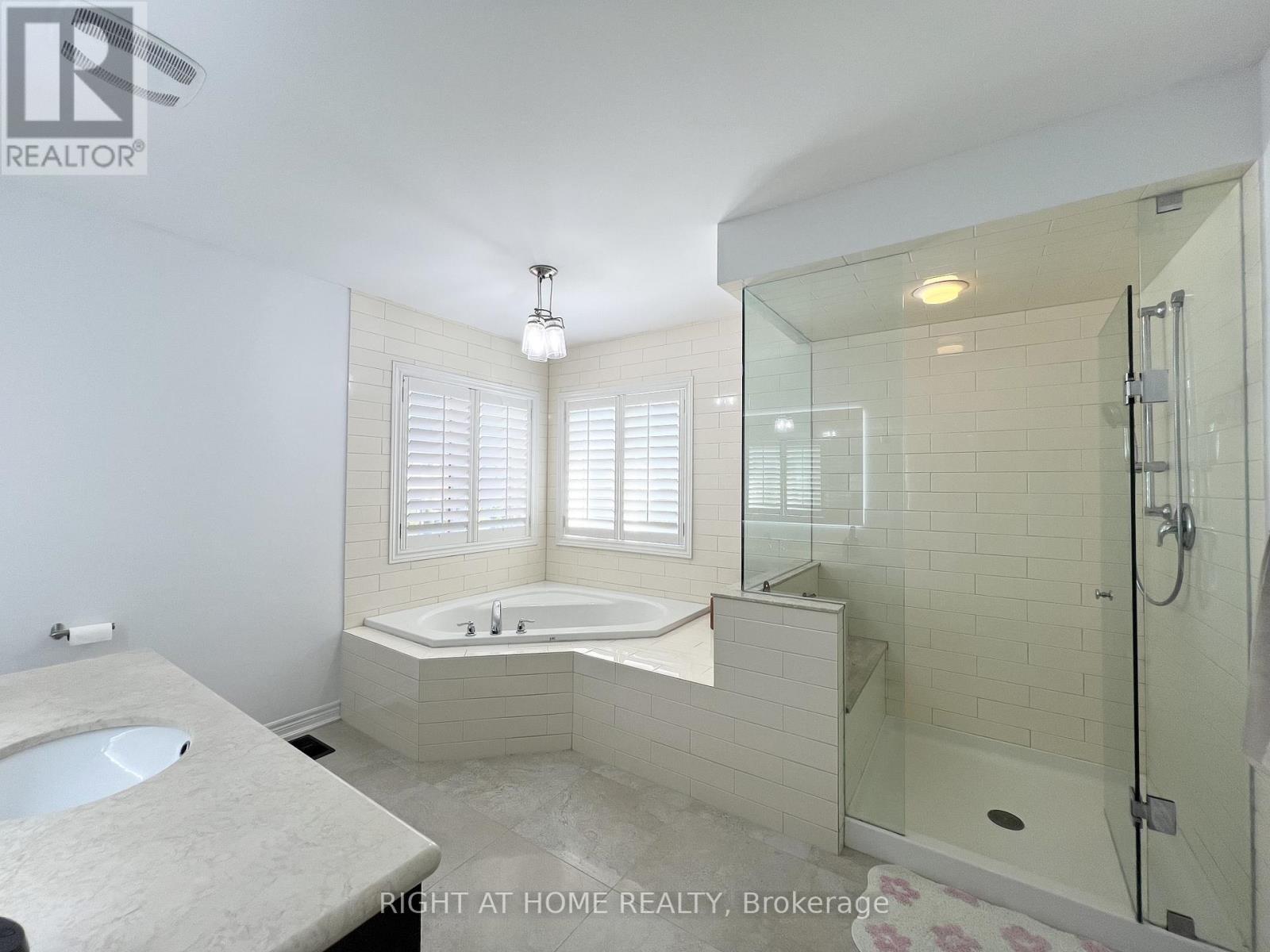 1209 Mctavish Drive, Newmarket, Ontario  L3X 0A9 - Photo 17 - N12582626