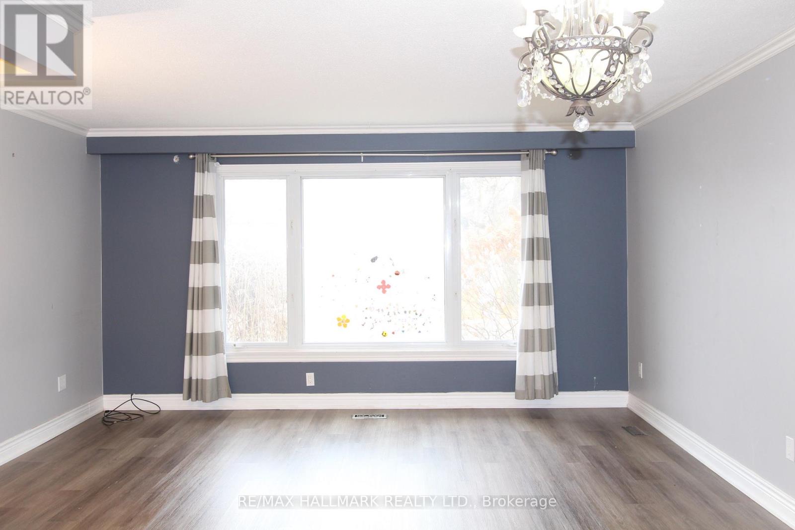 8 Meadowland Avenue, Barrie (Allandale Heights), Ontario  L4N 2Y4 - Photo 3 - S12582534