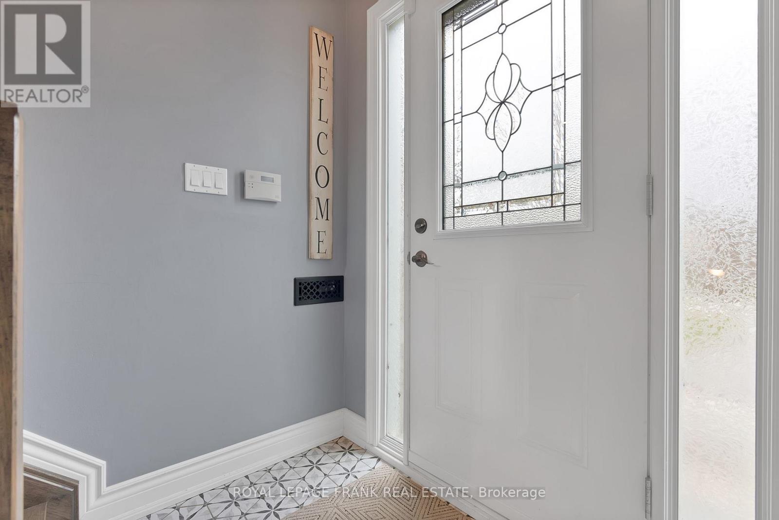 33 York Street, Georgina, Ontario L0C 1L0 - Photo 5 - N12582680