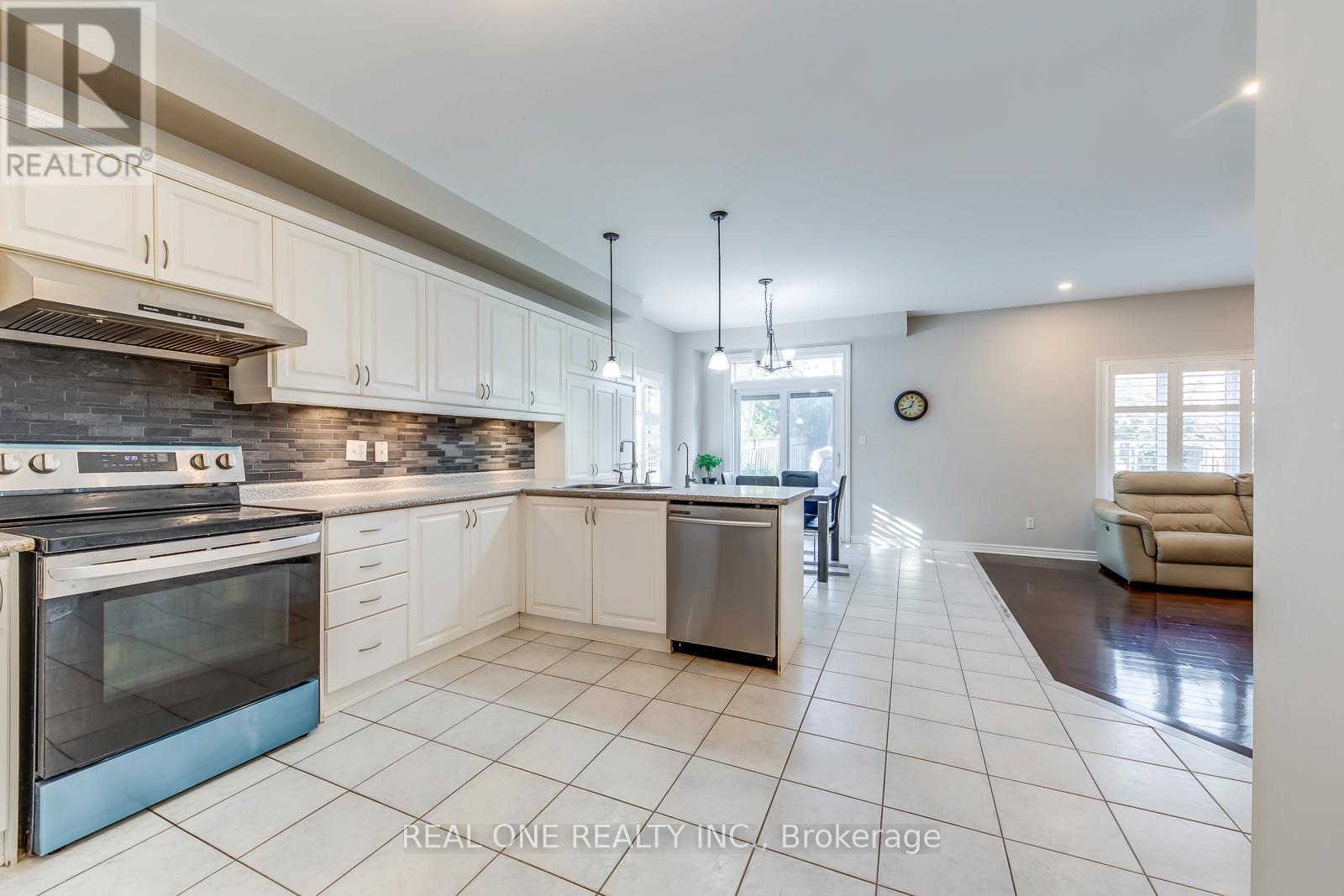 2163 Westmount Drive, Oakville, Ontario  L6M 3N9 - Photo 17 - W12582536