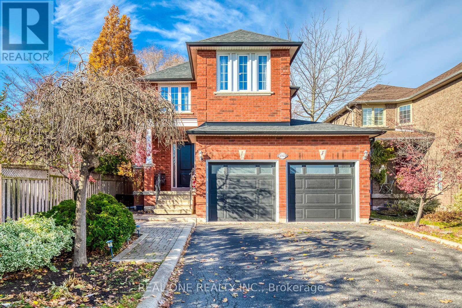 2163 Westmount Drive, Oakville, Ontario  L6M 3N9 - Photo 2 - W12582536