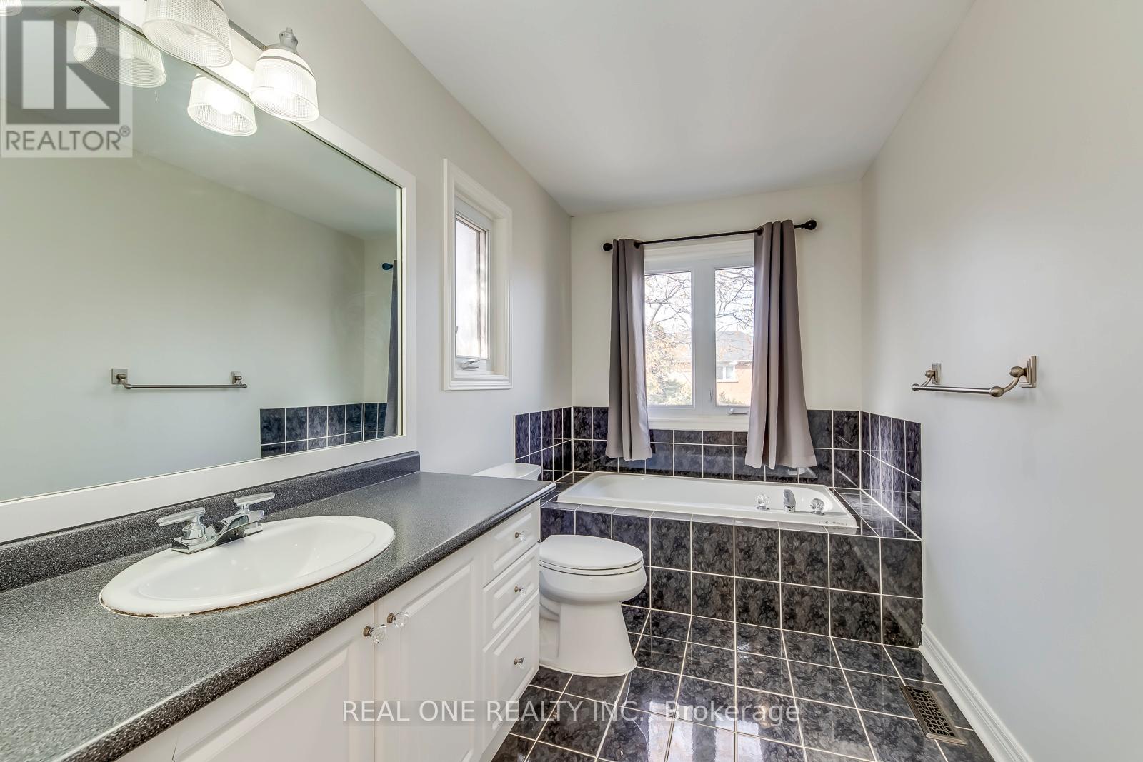 2163 Westmount Drive, Oakville, Ontario  L6M 3N9 - Photo 30 - W12582536