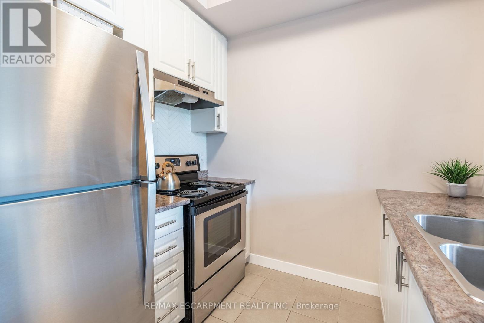 313 - 35 Southshore Crescent, Hamilton, Ontario  L8E 0J2 - Photo 8 - X12582540