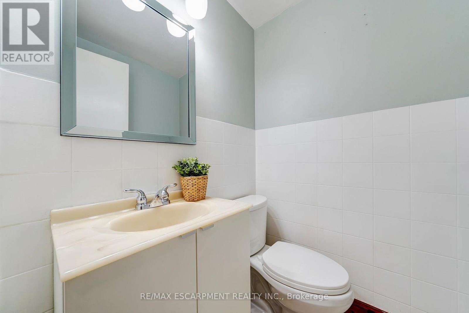 408 East 21st Street, Hamilton, Ontario  L8V 2V2 - Photo 6 - X12582580