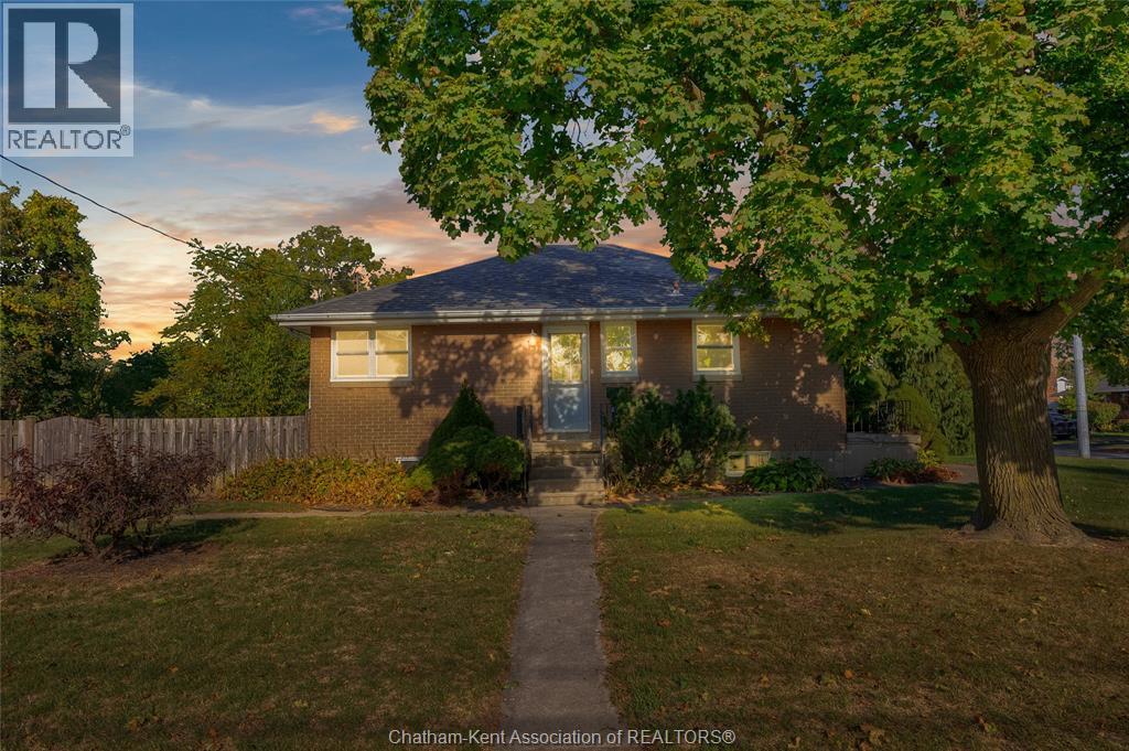 MLS# 25022348: 48 Simonton DRIVE, Chatham, Canada