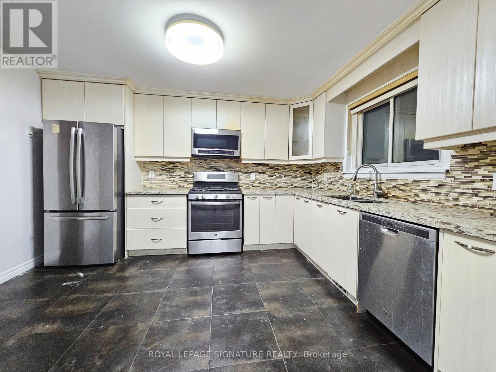 47 Earlsdale Crescent, Brampton, Ontario  L6T 3A7 - Photo 2 - W12582660