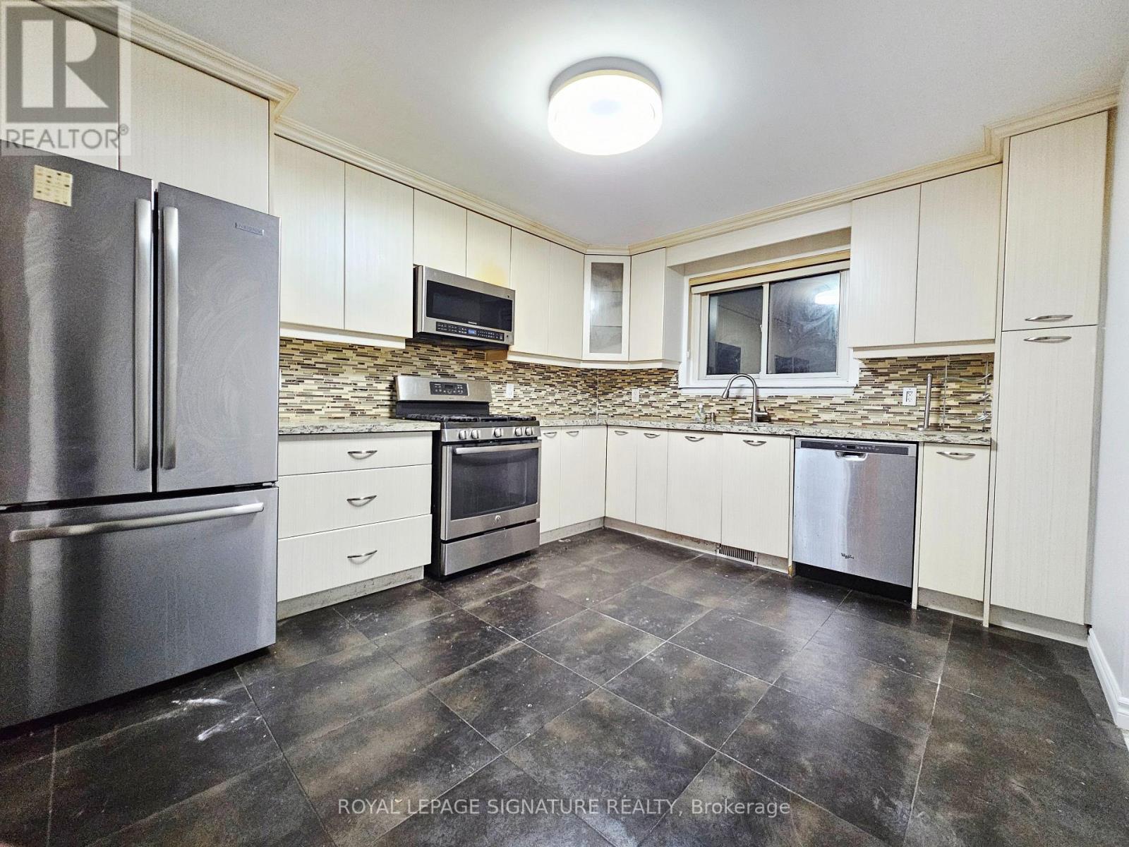 47 Earlsdale Crescent, Brampton, Ontario  L6T 3A7 - Photo 3 - W12582660