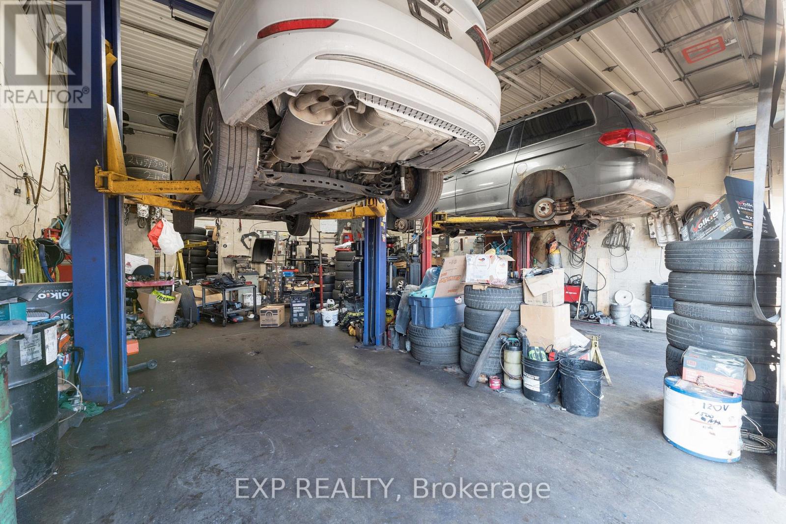 12 Lepage Court, Toronto, Ontario  M3J 1Z9 - Photo 5 - W12582692