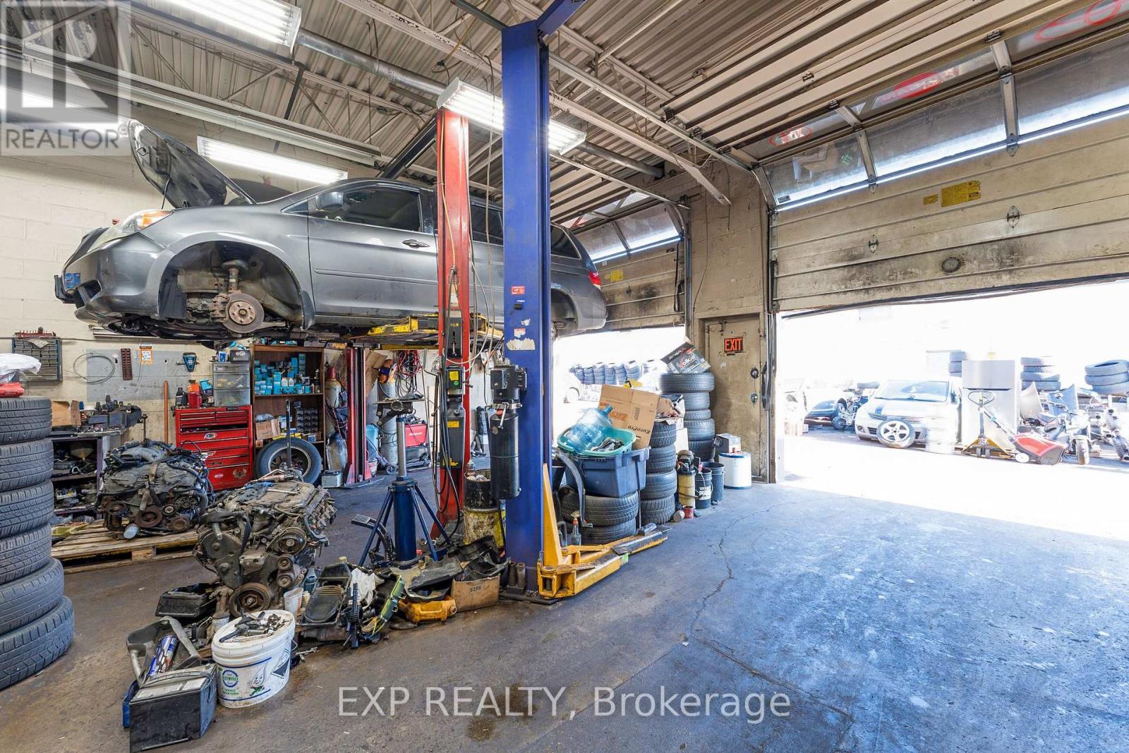 12 Lepage Court, Toronto, Ontario  M3J 1Z9 - Photo 7 - W12582692