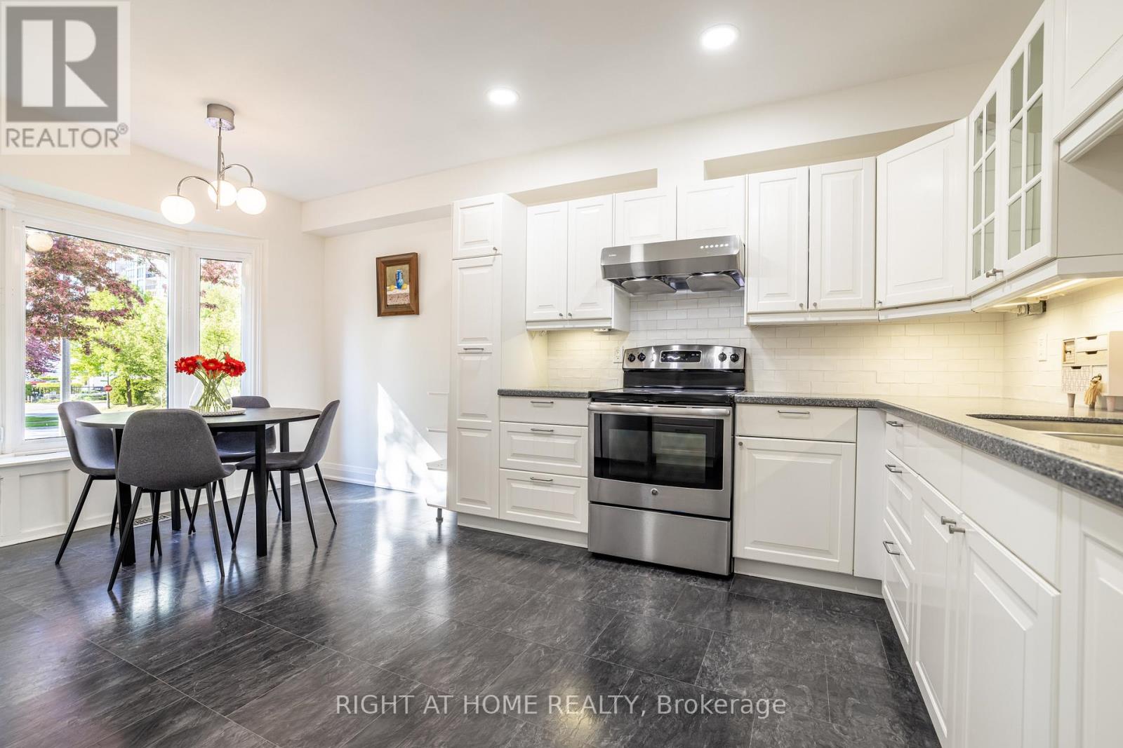 67 Windhaven Place, Oakville, Ontario  L6L 6L1 - Photo 4 - W12582724