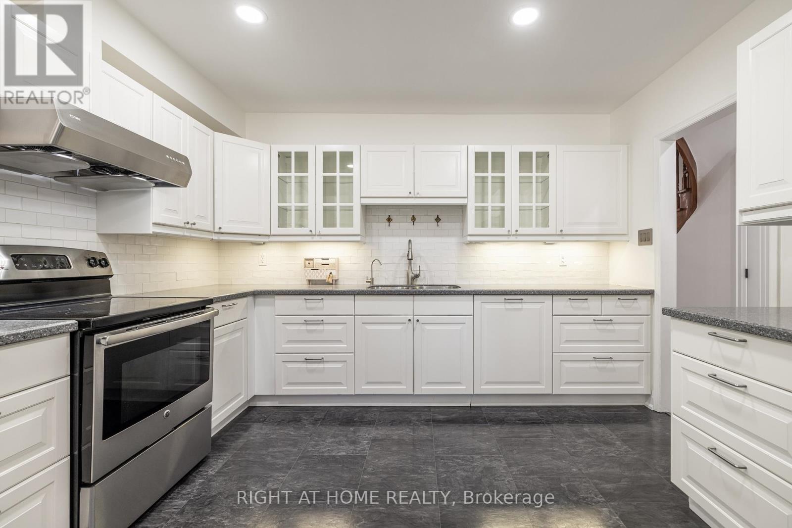 67 Windhaven Place, Oakville, Ontario  L6L 6L1 - Photo 6 - W12582724