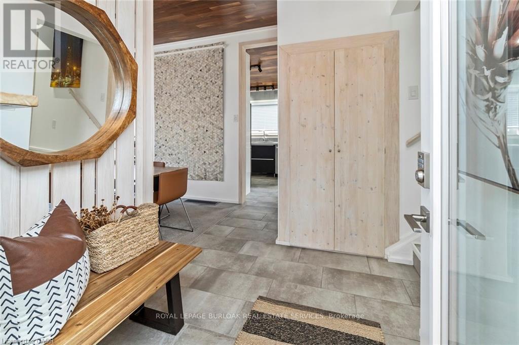 1420 Moss Glen Road, Burlington, Ontario  L7P 2B9 - Photo 7 - W12582776