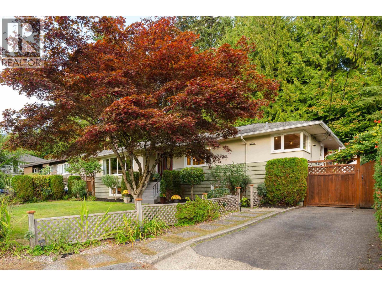 3658 Loraine Avenue, North Vancouver, British Columbia  V7R 4B8 - Photo 3 - R3070623