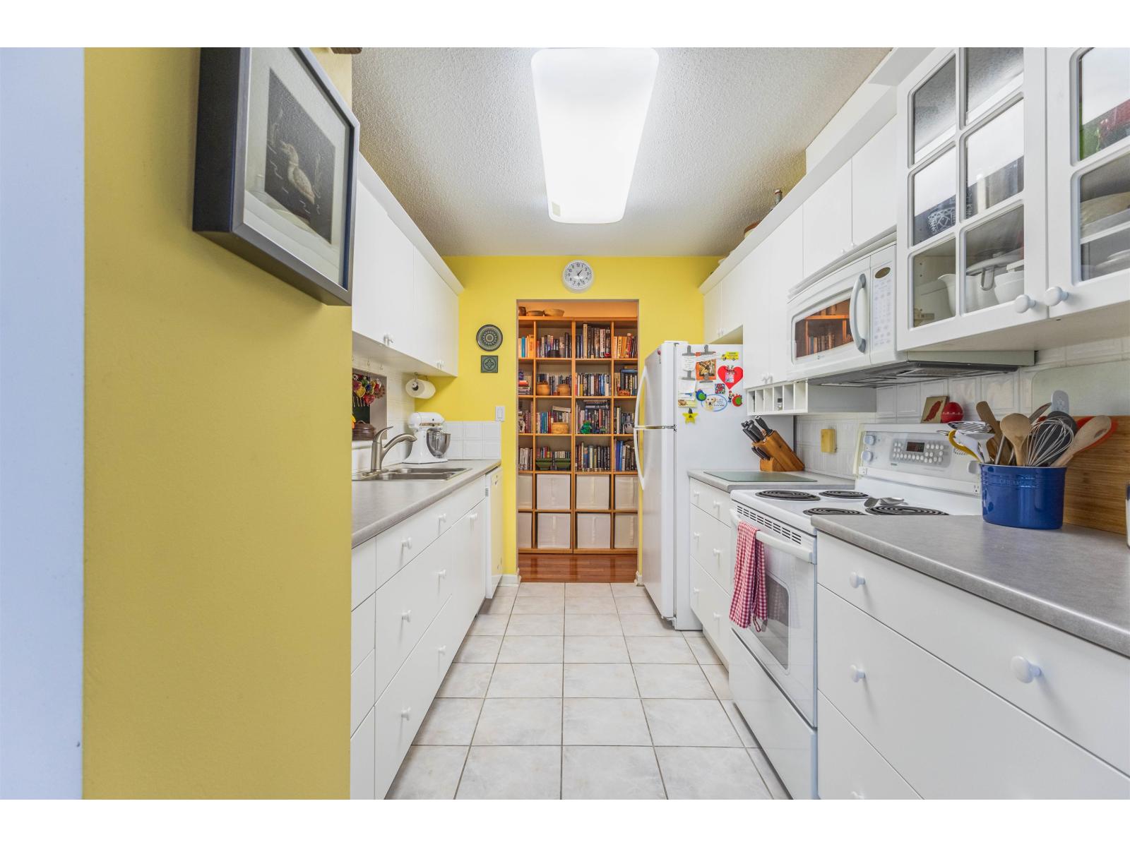 207 15466 North Bluff Road, White Rock, British Columbia  V4B 3G1 - Photo 8 - R3070631