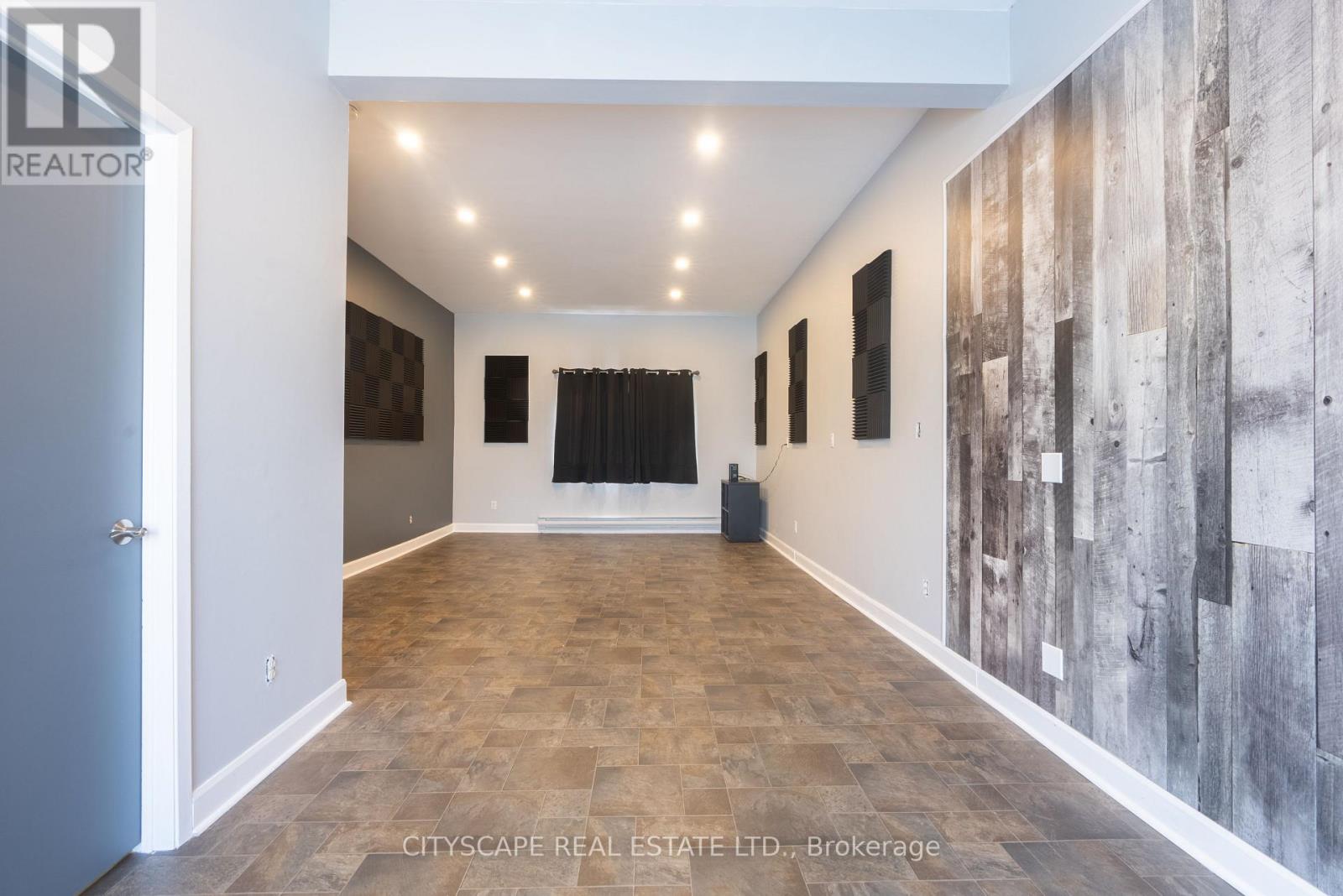 3 - 207 Main Street, Wasaga Beach, Ontario  L9Z 2L3 - Photo 1 - S12582852