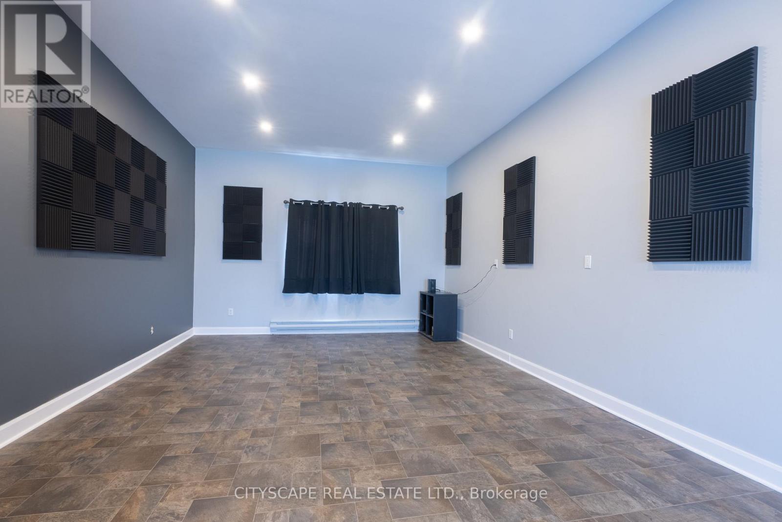 3 - 207 Main Street, Wasaga Beach, Ontario  L9Z 2L3 - Photo 2 - S12582852