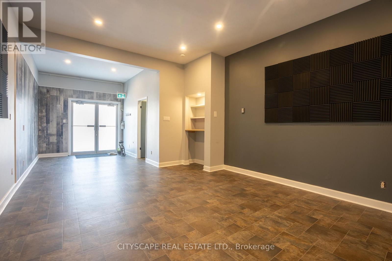 3 - 207 Main Street, Wasaga Beach, Ontario  L9Z 2L3 - Photo 4 - S12582852