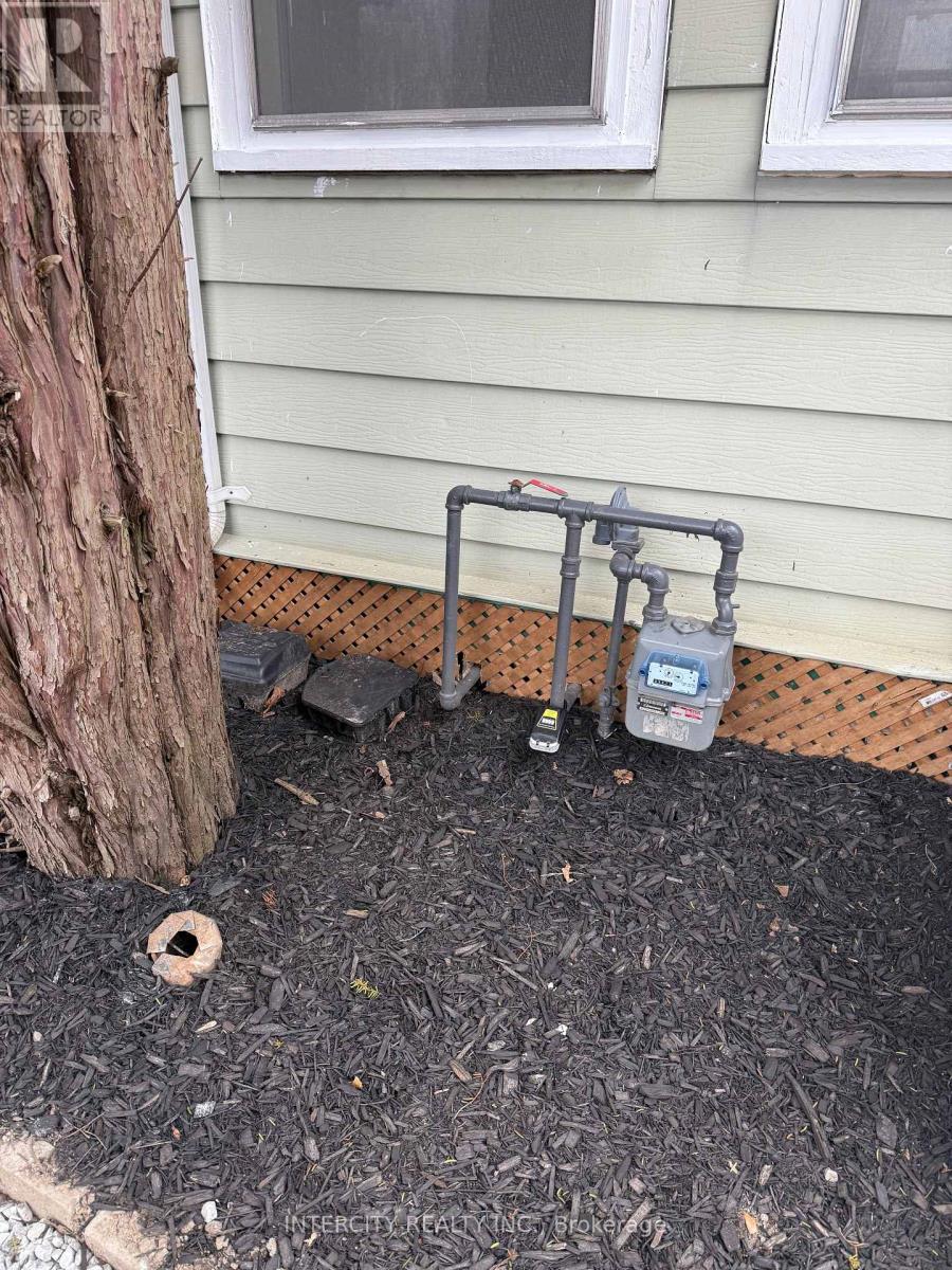 68 Greendale Avenue, Toronto, Ontario M6N 4P6 - Photo 27 - W12406078