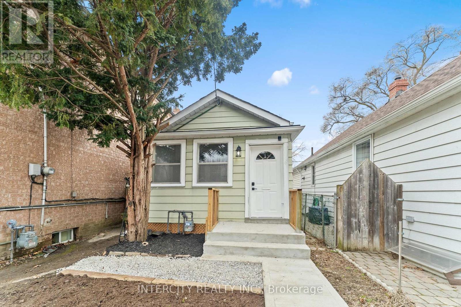 68 Greendale Avenue, Toronto, Ontario M6N 4P6 - Photo 2 - W12406078