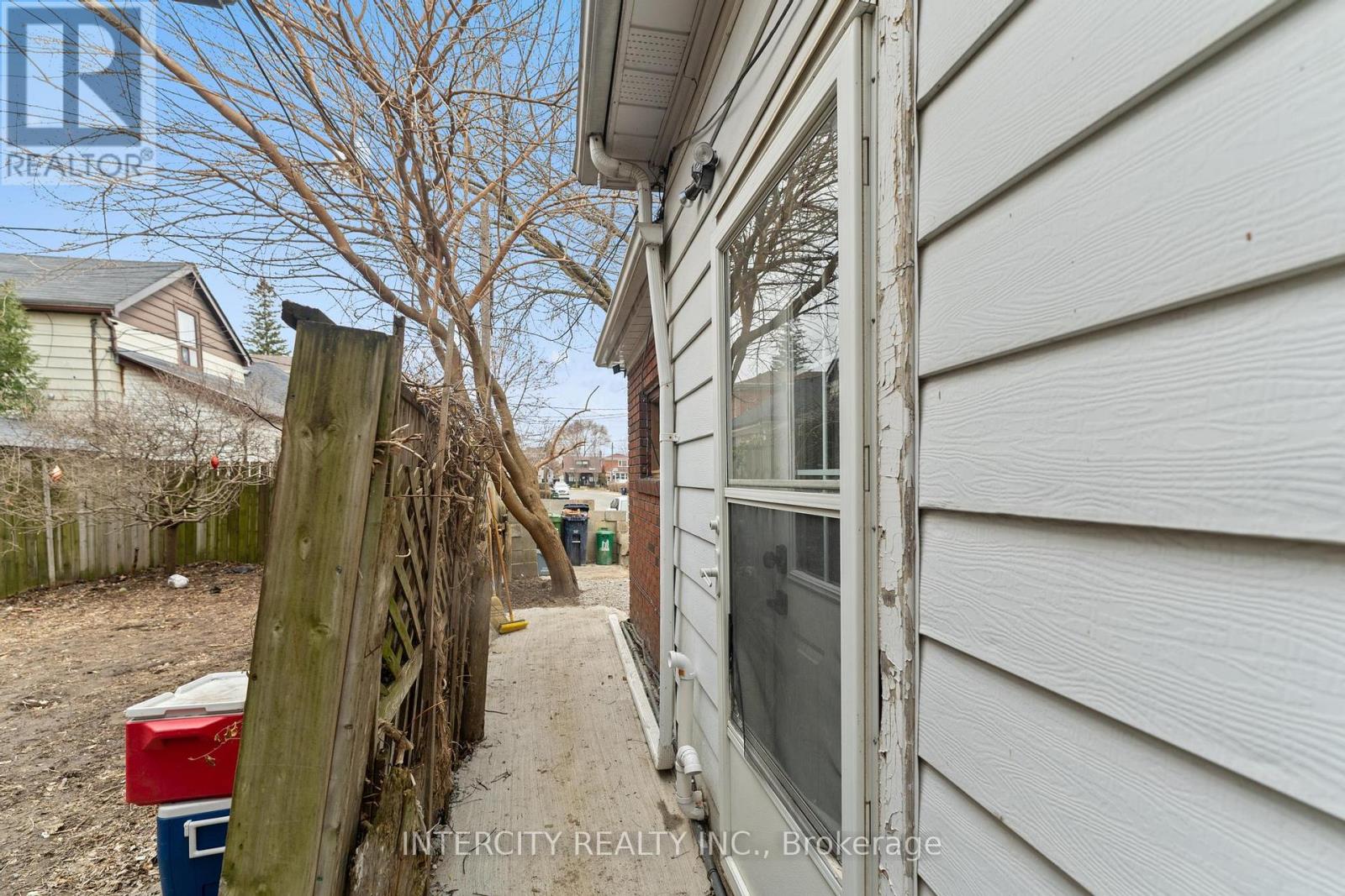 68 Greendale Avenue, Toronto, Ontario M6N 4P6 - Photo 23 - W12406078