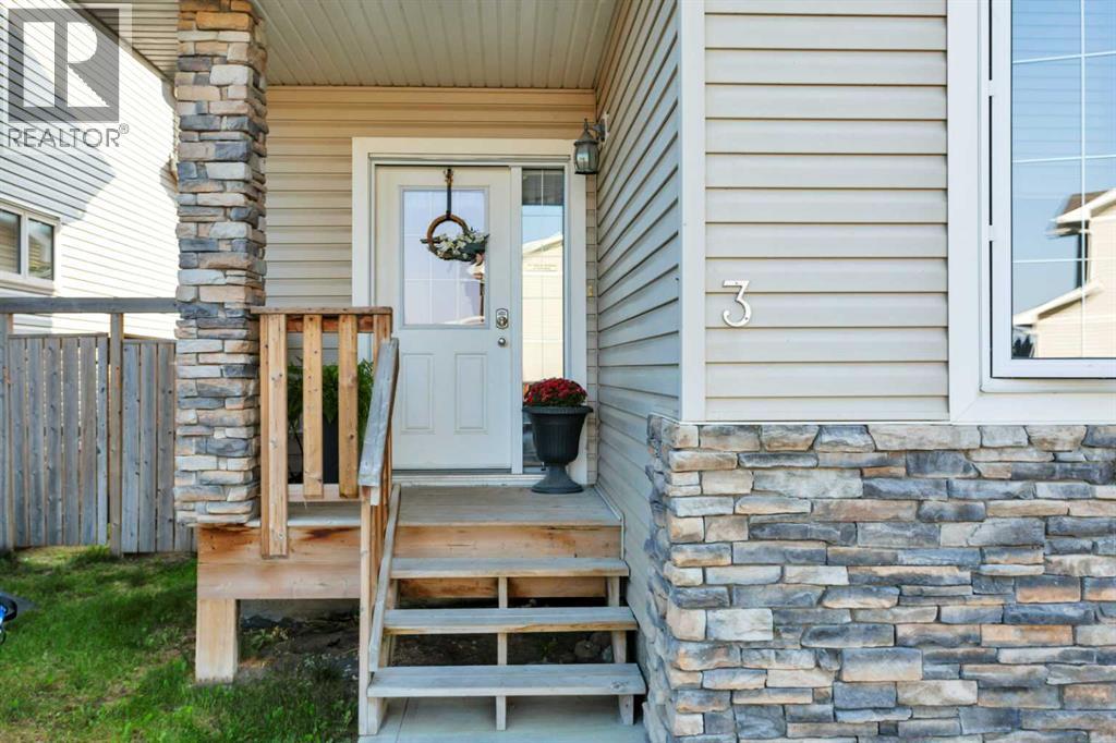 3 Ross Close, Sylvan Lake, Alberta  T4S 0K4 - Photo 2 - A2270449
