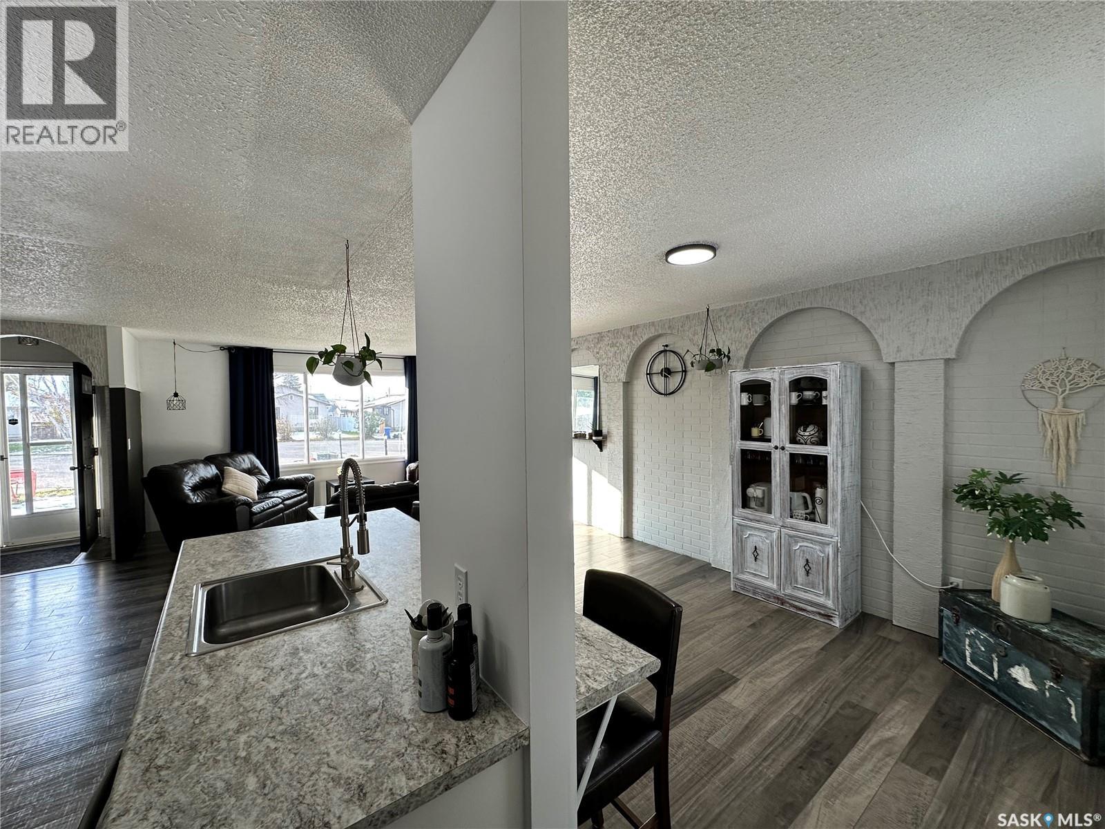 737 Willow Place, Hudson Bay, Saskatchewan  S0E 0Y0 - Photo 4 - SK022123