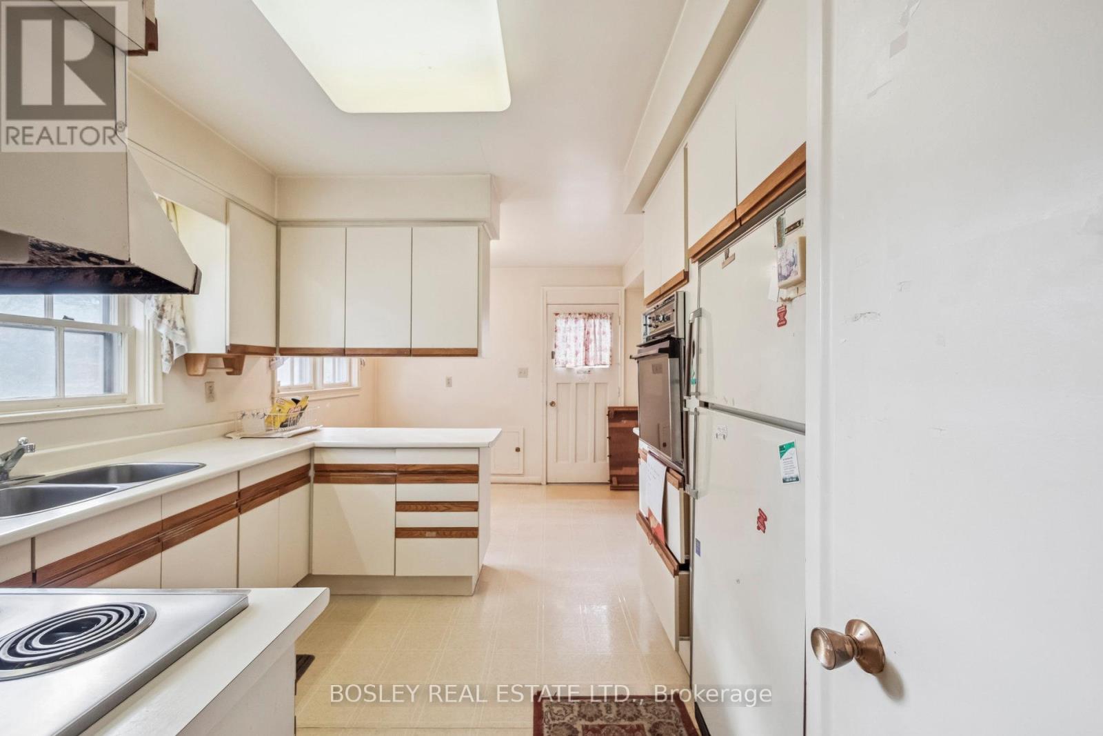 120 Fenn Avenue, Toronto, Ontario  M2P 1X6 - Photo 8 - C12582936