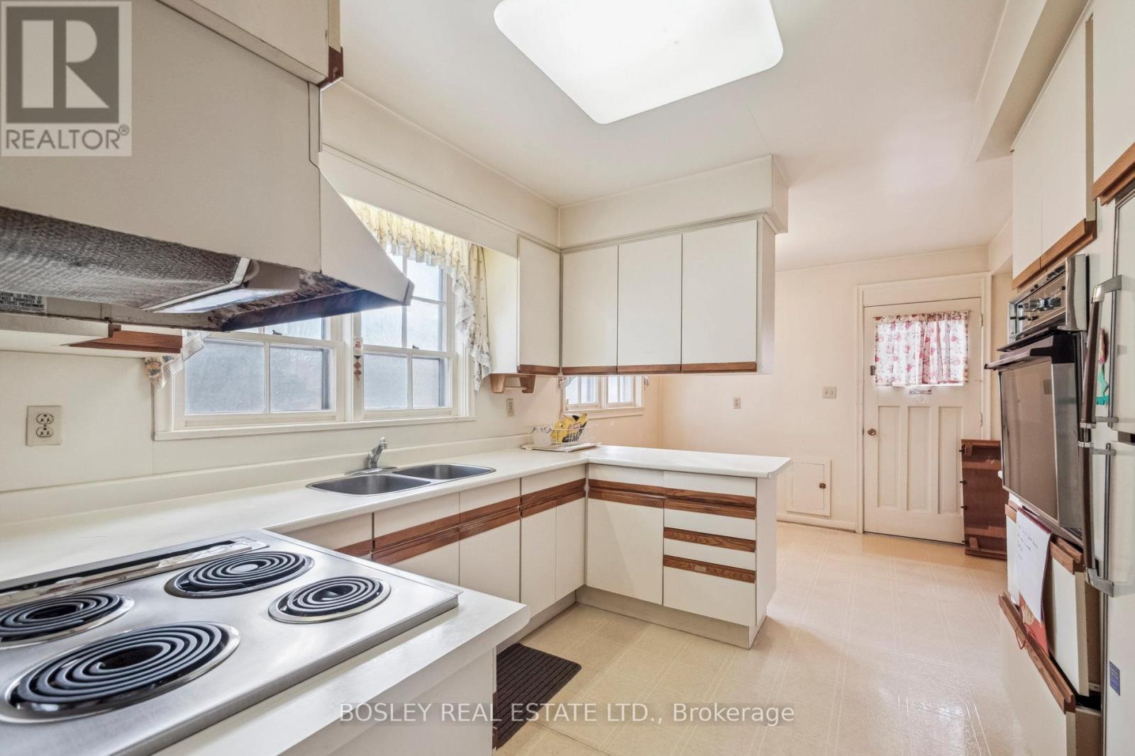 120 Fenn Avenue, Toronto, Ontario  M2P 1X6 - Photo 9 - C12582936