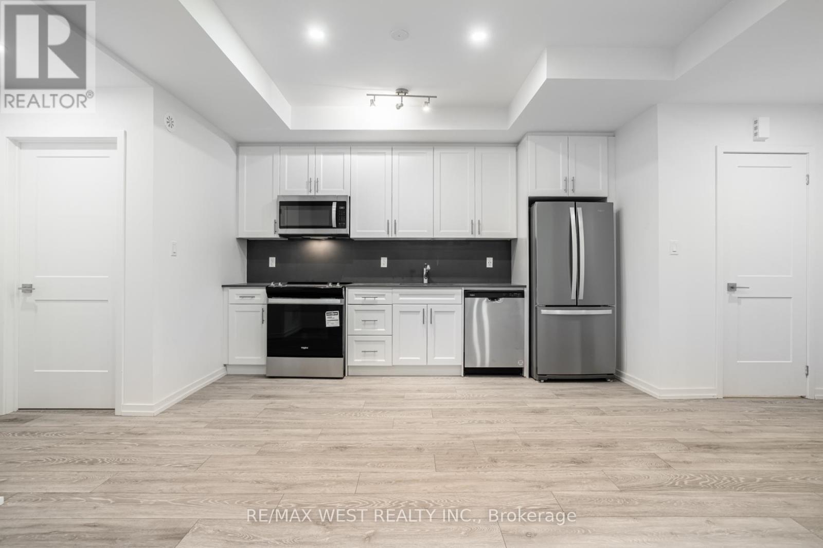 28 - 20 Lytham Green Circle, Newmarket, Ontario  L3Y 0H4 - Photo 3 - N12582976