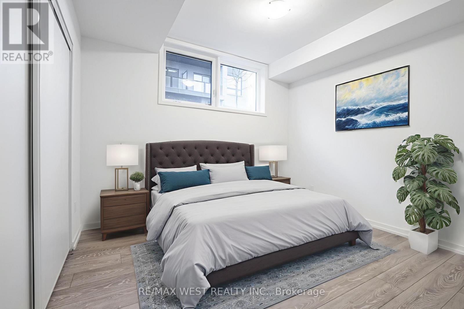 28 - 20 Lytham Green Circle, Newmarket, Ontario  L3Y 0H4 - Photo 4 - N12582976