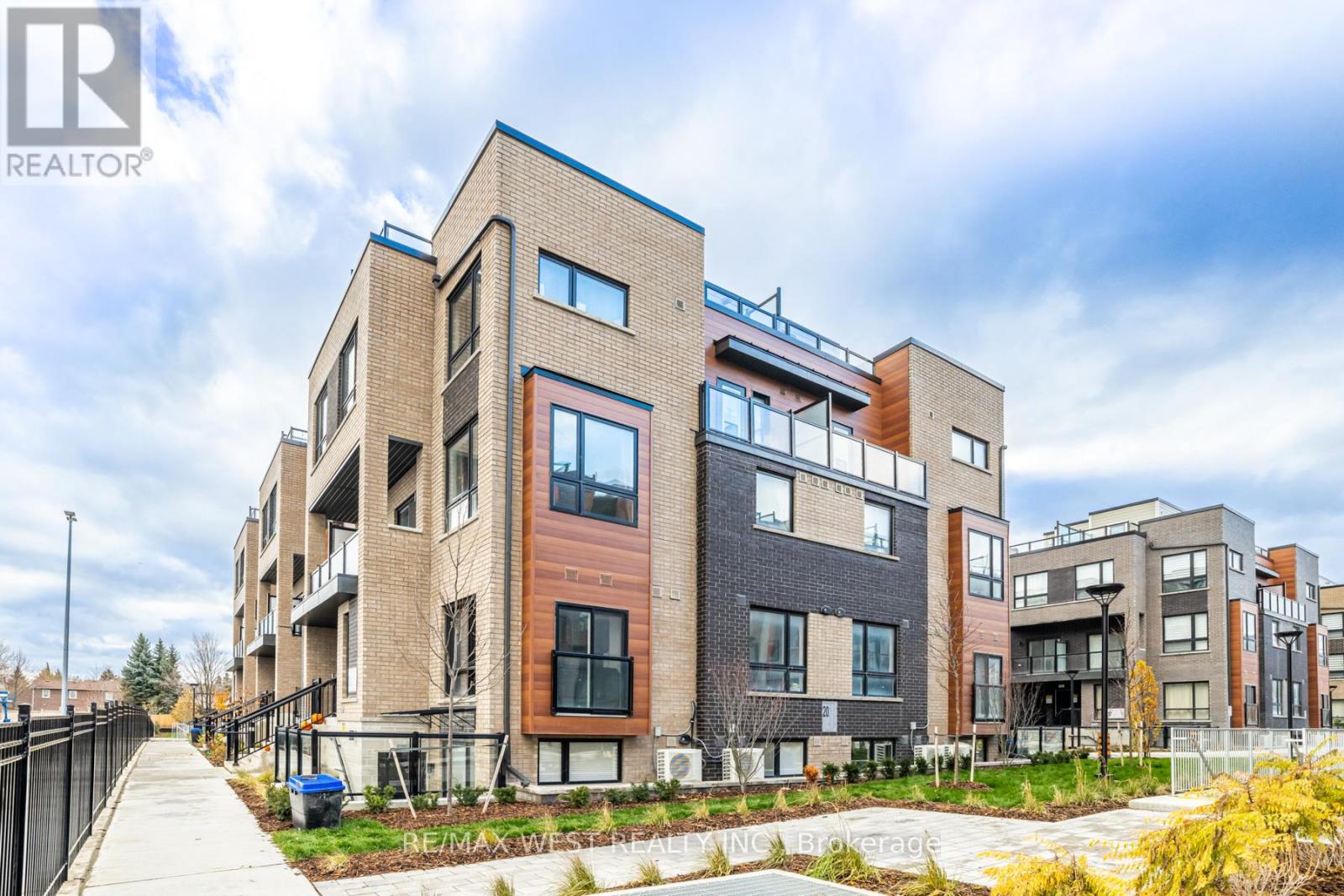 28 - 20 Lytham Green Circle, Newmarket, Ontario  L3Y 0H4 - Photo 6 - N12582976