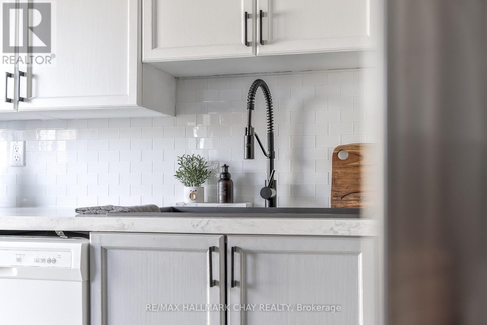 372 Dunsmore Lane, Barrie (Georgian Drive), Ontario  L4M 7B1 - Photo 10 - S12582898