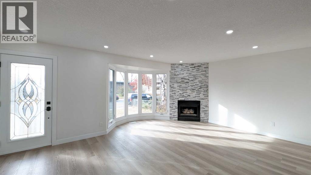 4 Harvey Place Sw, Calgary, Alberta  T2V 3A5 - Photo 3 - A2267449