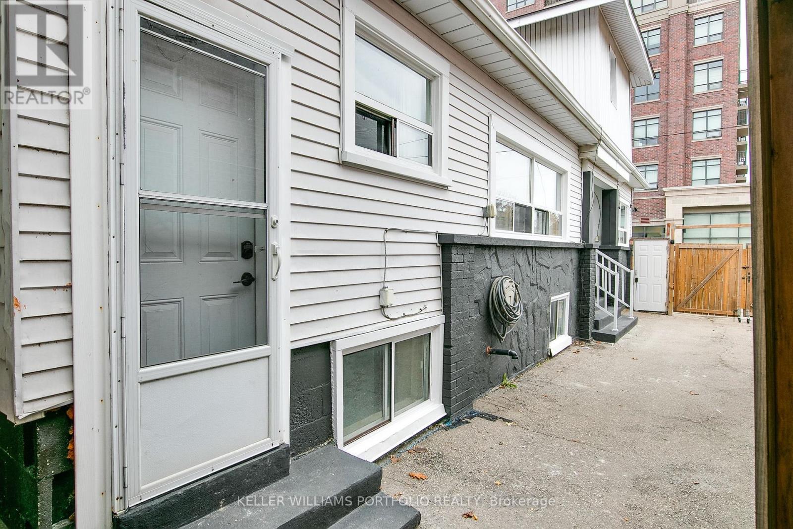 80 Long Branch Avenue, Toronto, Ontario M8W 3J4 - Photo 4 - W12582902