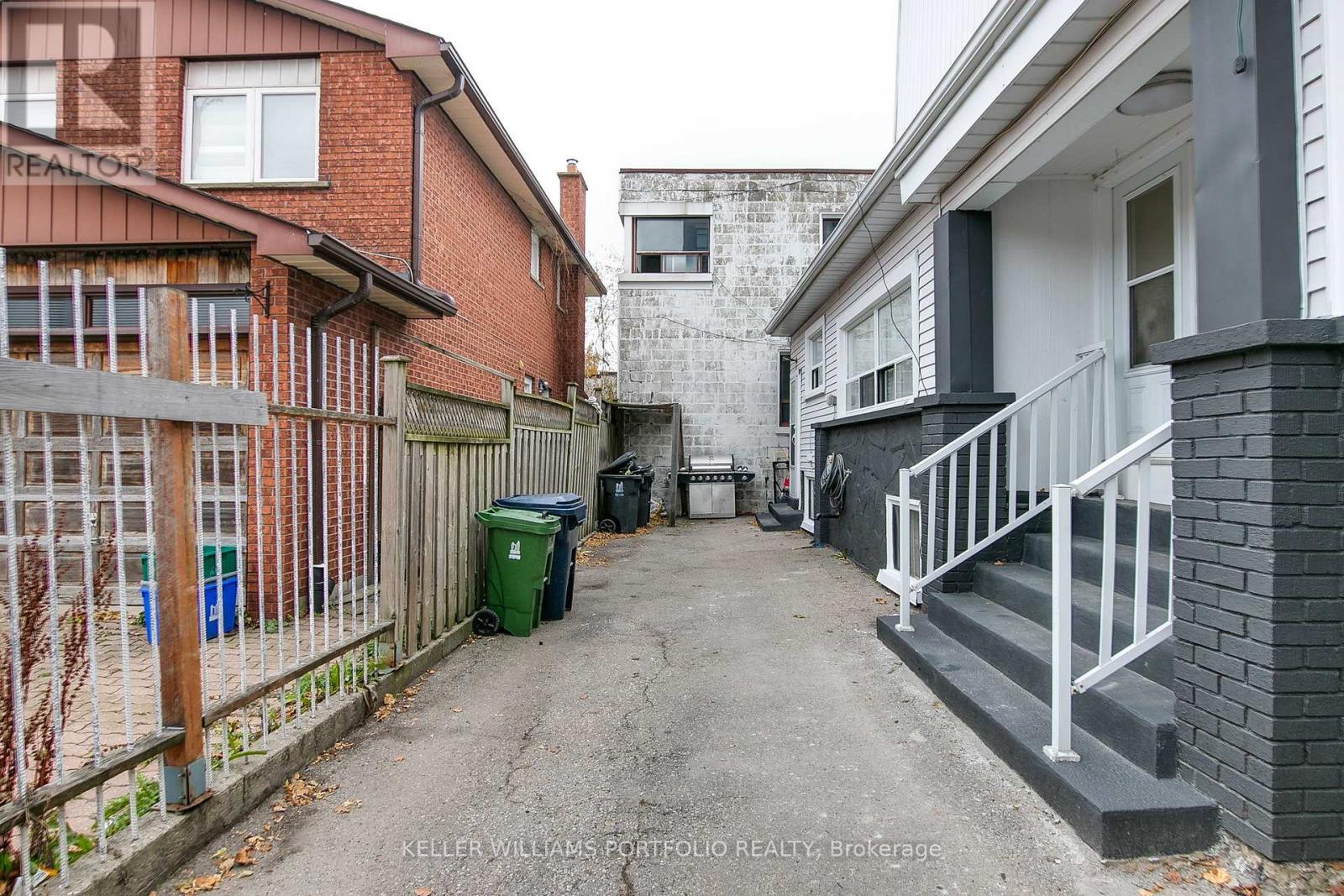 80 Long Branch Avenue, Toronto, Ontario M8W 3J4 - Photo 5 - W12582902