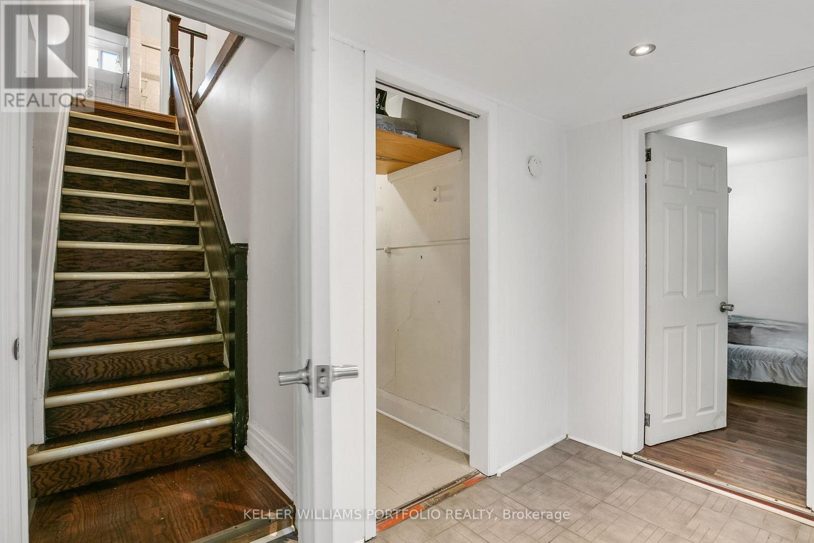 80 Long Branch Avenue, Toronto, Ontario M8W 3J4 - Photo 7 - W12582902