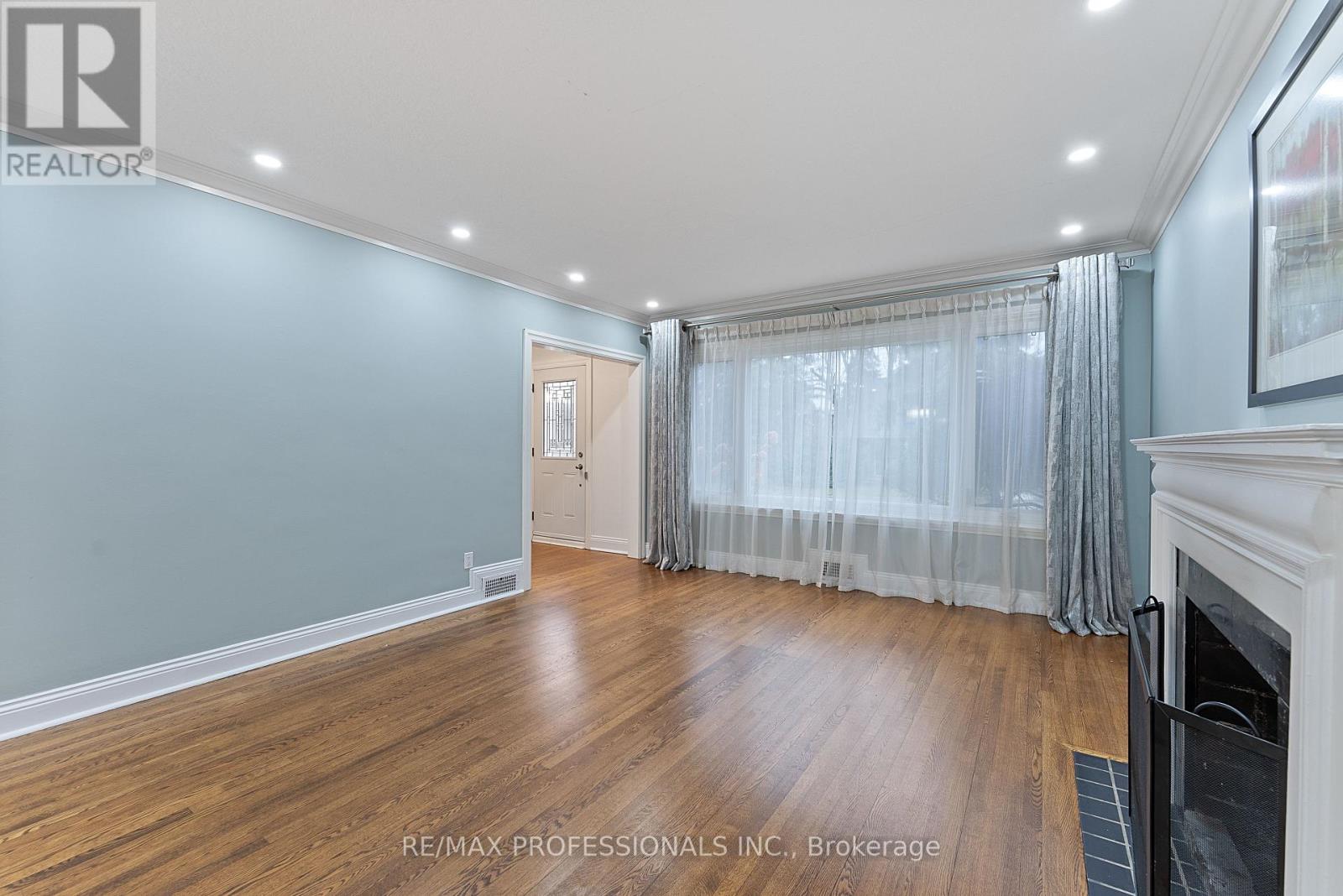 2 Great Oak Drive, Toronto, Ontario  M9A 1M7 - Photo 12 - W12582988