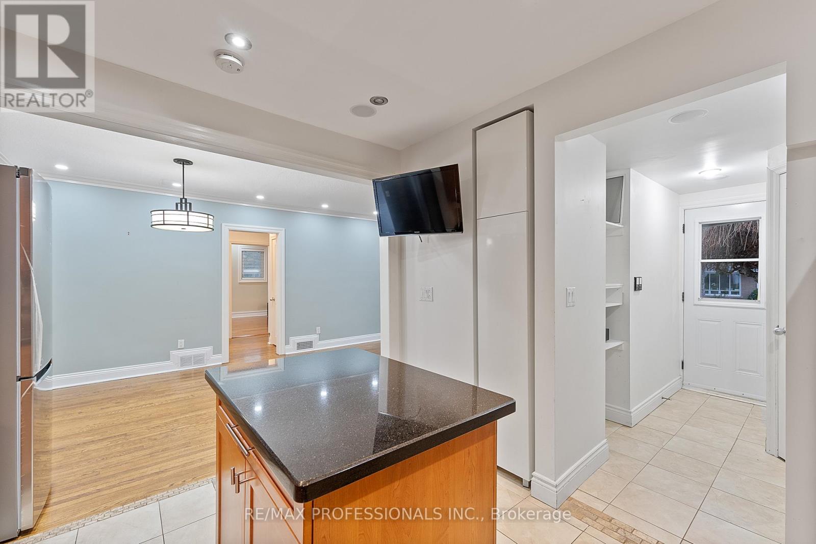 2 Great Oak Drive, Toronto, Ontario  M9A 1M7 - Photo 21 - W12582988