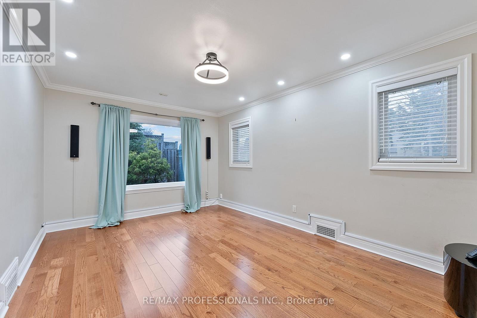 2 Great Oak Drive, Toronto, Ontario  M9A 1M7 - Photo 29 - W12582988