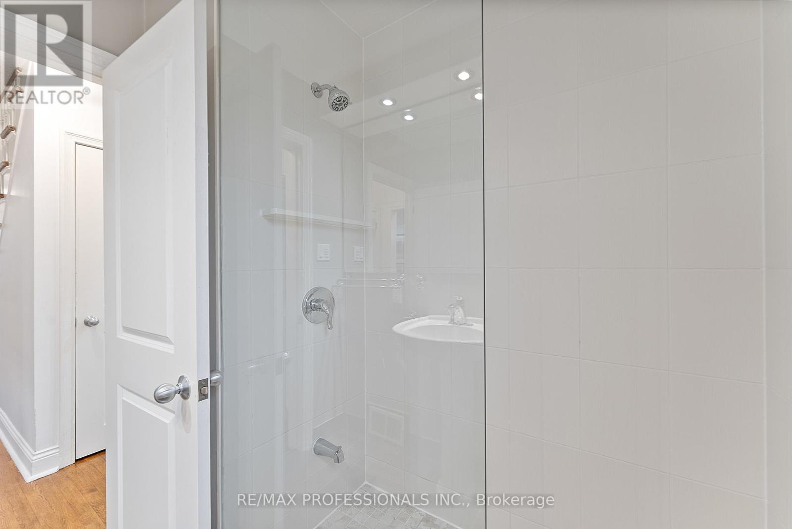 2 Great Oak Drive, Toronto, Ontario  M9A 1M7 - Photo 32 - W12582988