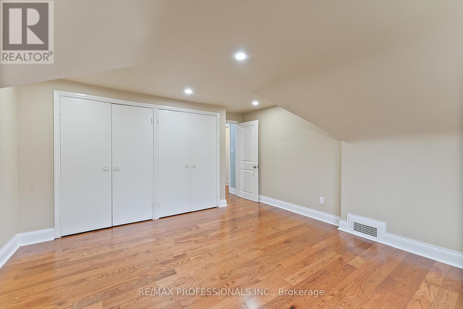 2 Great Oak Drive, Toronto, Ontario  M9A 1M7 - Photo 38 - W12582988