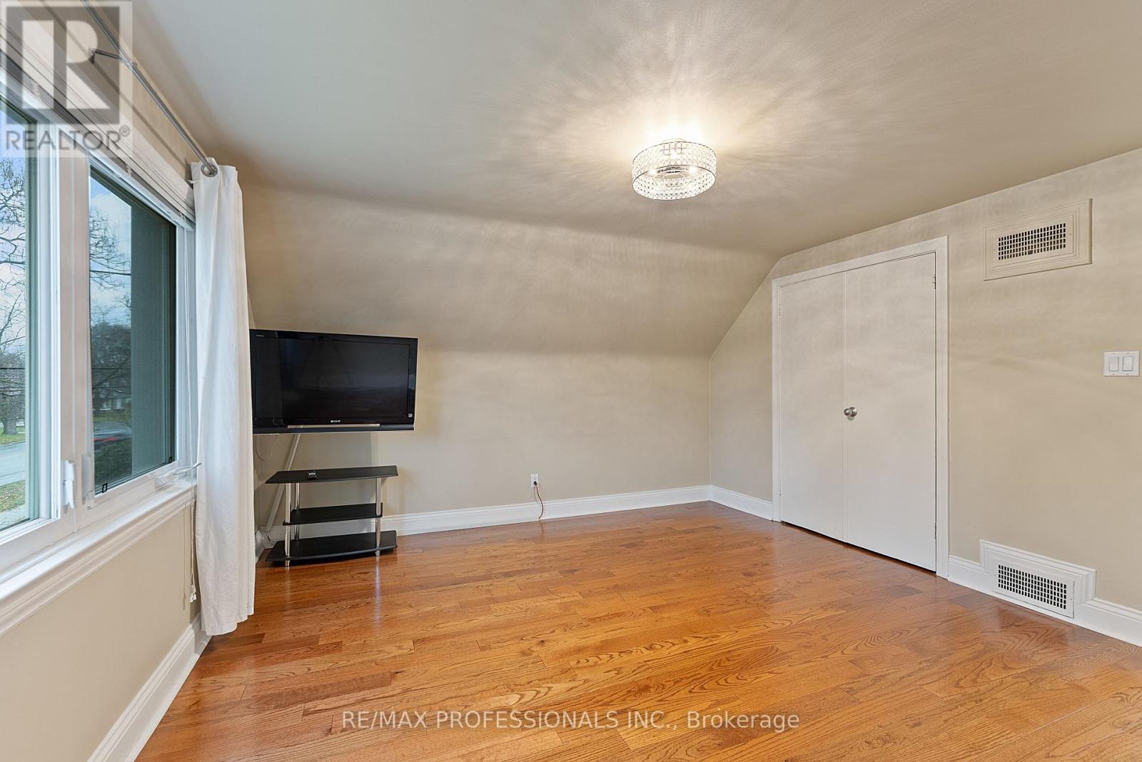 2 Great Oak Drive, Toronto, Ontario  M9A 1M7 - Photo 43 - W12582988