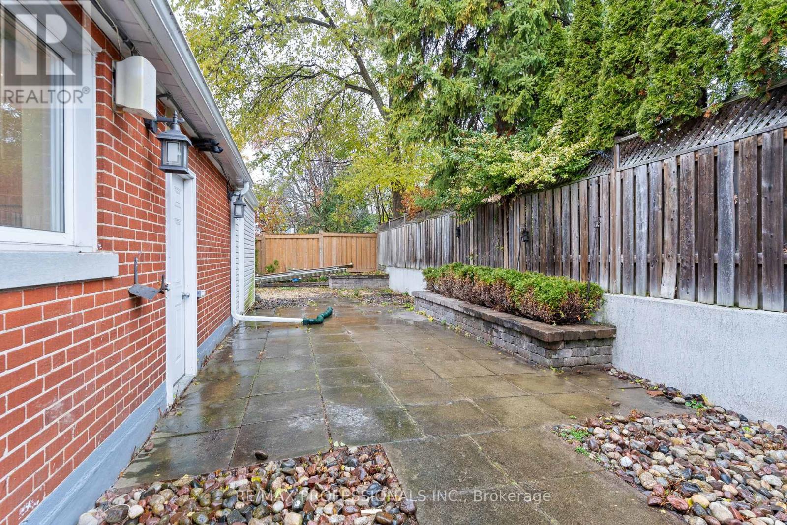 2 Great Oak Drive, Toronto, Ontario  M9A 1M7 - Photo 48 - W12582988