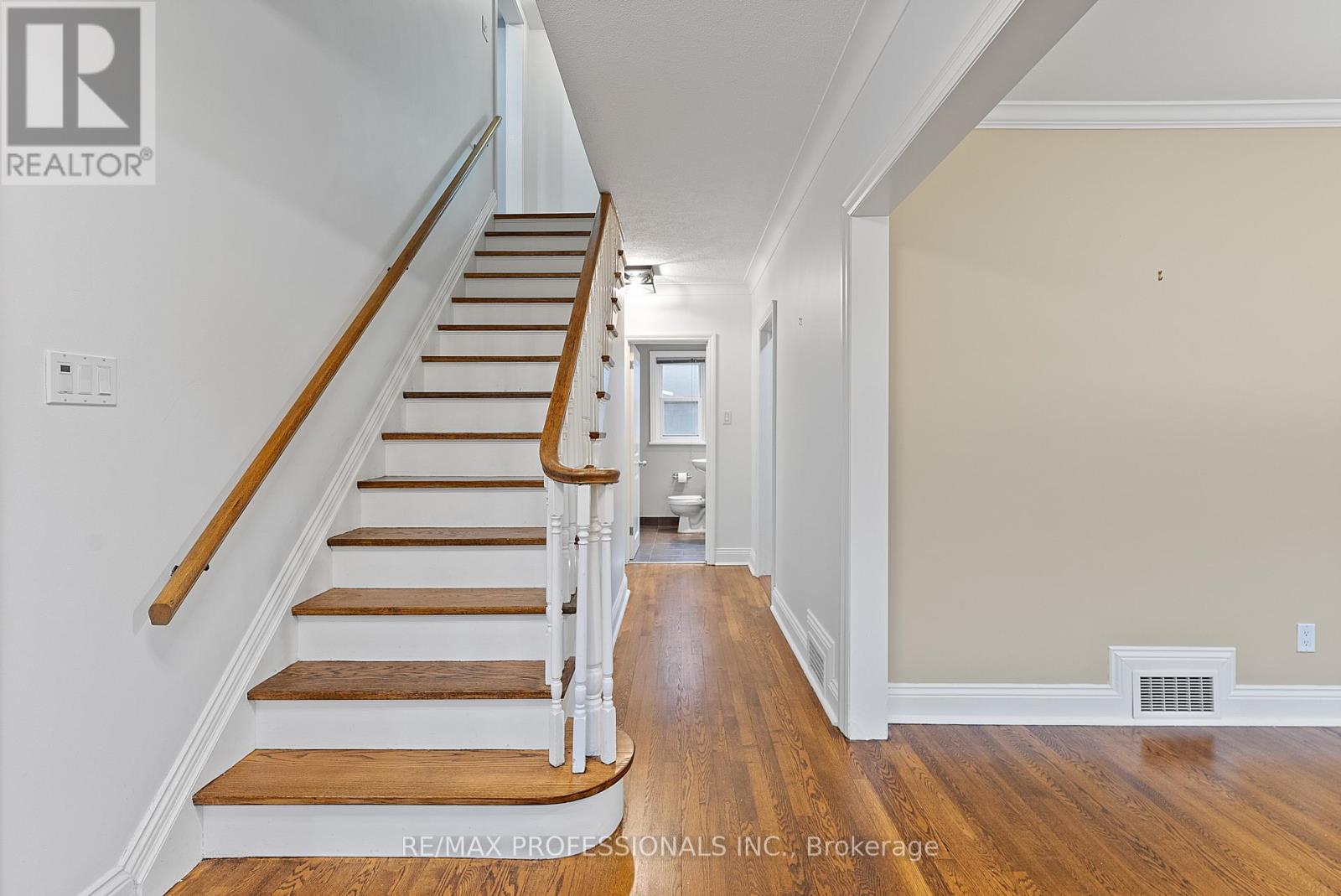 2 Great Oak Drive, Toronto, Ontario  M9A 1M7 - Photo 8 - W12582988