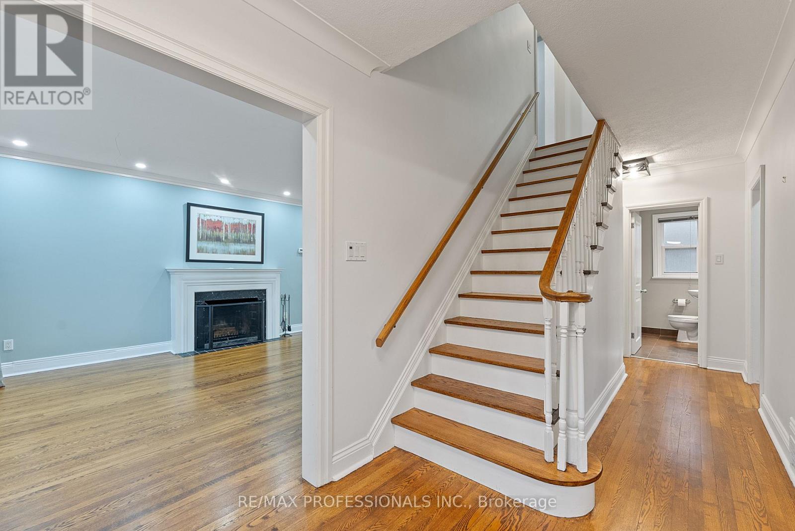 2 Great Oak Drive, Toronto, Ontario  M9A 1M7 - Photo 9 - W12582988